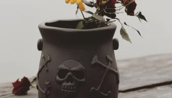 Ваза с черепом и скрещенными костями...