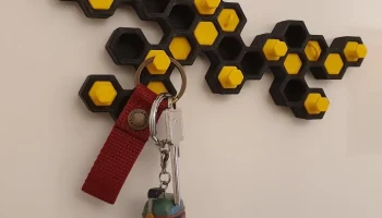 Брелок для ключей в виде сот 2