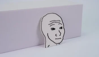 Чувствует парня магнитом