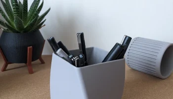 Слегка скрученный настольный держатель для ручек 1
