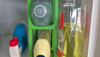 стойка для чистящих средств