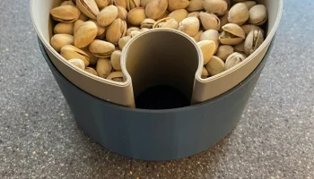 Чаша с фисташками и арахисом