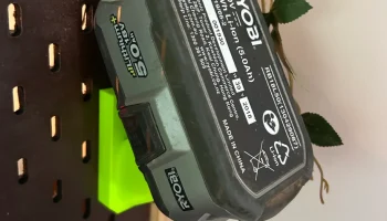Держатель батареи Ryobi ONE 18 В для перфорированной пан...