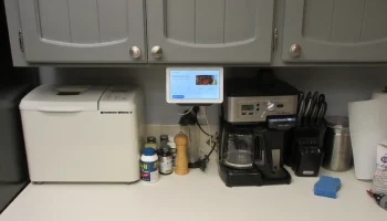 Google Nest Hub под кронштейном для вешалки шкафа