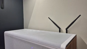 Крепление для антенны Wi-Fi с магнитным основанием...... 1