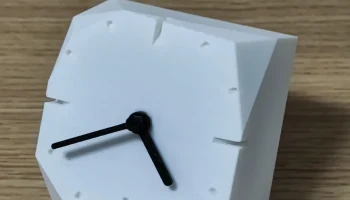 Настольные скалистые часы