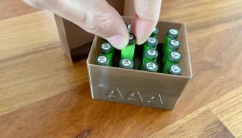 Легкодоступный батарейный отсек AAA 1