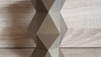 Ваза с геометрическим низкополигональным узором...... 1