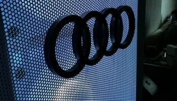 Логотип Audi с отверстиями для магнита......
