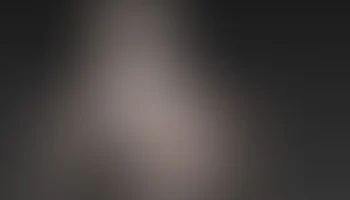 чувственная женщина за столом 8