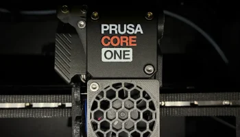 Сотовидная вентиляторная решетка Prusa CORE One (PCCF) Сотовидная вентиляторная решетка Prusa CORE One (PCCF)