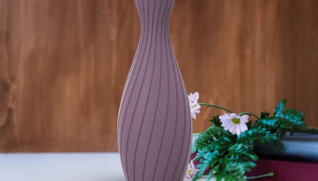 Высокая витая ваза для цветов