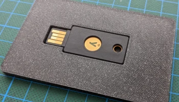 Еще один футляр YubiKey размером с кредитную карту