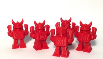 Робот Maker Faire со шлемом викинга