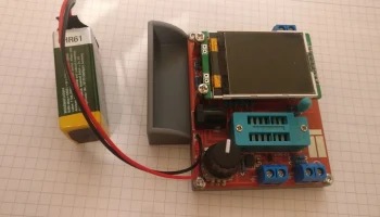 Задняя сторона тестера компонентов с держателем батареи 1