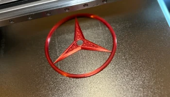 Магнит с логотипом Mercedes-Benz, распечатанный на 3D-при... 1