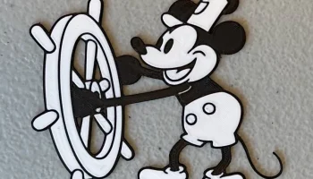 Многоцветный магнит Steamboat Willie