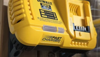 Зарядное устройство DeWalt DCB118, настенное крепление