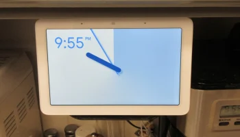 Google Nest Hub под кронштейном для вешалки шкафа 8