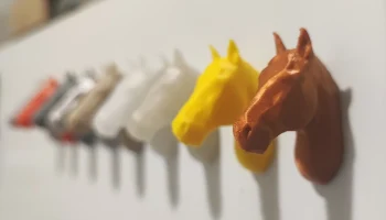 Низкополигональный магнит на холодильник с головой лошади... 4