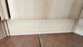 Eckblenden fuer Sockelleisten in der K&uuml;che 1