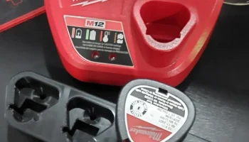 4 x держателя батареи Milwaukee M12 1
