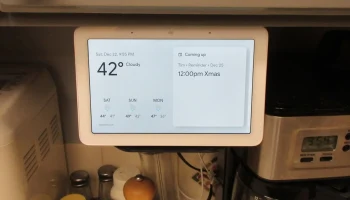 Google Nest Hub под кронштейном для вешалки шкафа 9