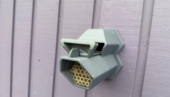 Mason Bee Hut - настенное крепление 4