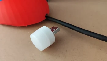 Девушка в руке 4