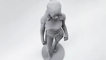 Фигурка женщины в униформе 3