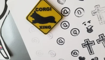 Магнит на холодильник Corgi Crossing 1