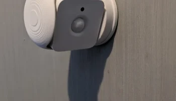 Philips Hue - угловое крепление датчика движения в салоне...