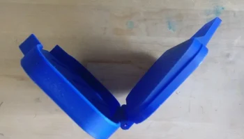 Self-draining kitchen sponge squeezer 1