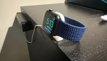 Простая маленькая подставка для зарядки Apple Watch