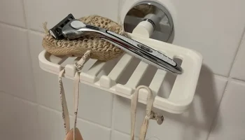 Мыльница для душа под вакуумный крючок из магазина.