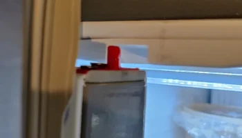 Направляющая дверцы холодильника GE 2