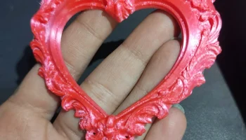 Изысканная винтажная рамка в форме сердца с цветочной кай...