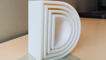 Начальная буква "D" декоративного блока 1