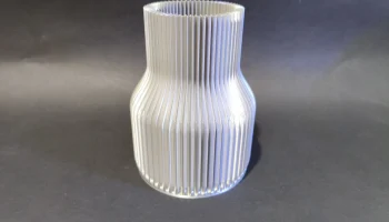 Современная ребристая серебряная ваза с 3D-печатью... 1
