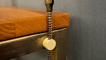 Магнитный зажим для зарядного кабеля...... 1