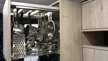 Встроенный шкаф для хранения кухонных кастрюль и сковородок