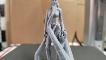 Фигурка женщины в униформе 7