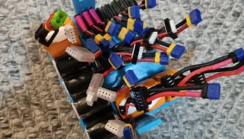 Маленький держатель для батареек Lipo, помещающийся в ящи... 2