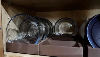 Стеклянные стеллажи для хранения пищевых контейнеров...