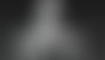 чувственная женщина за столом 4
