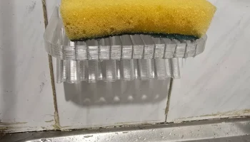 Держатель для липкой губки для слива воды на кухне