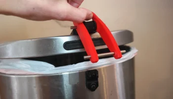 Самозапирающийся мусорный бак с замком для защиты от собак 2