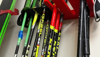 Стойки для лыжных палок с 3 гнездами