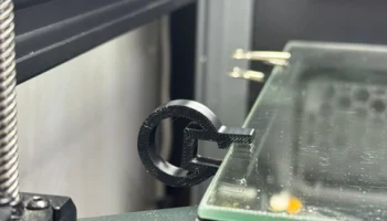 Зажим для стеклянной подставки / Grampo para mesa de vidro. 1