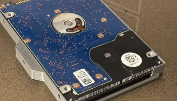 Кронштейн для жесткого диска PlayStation 4 Slim............. 1